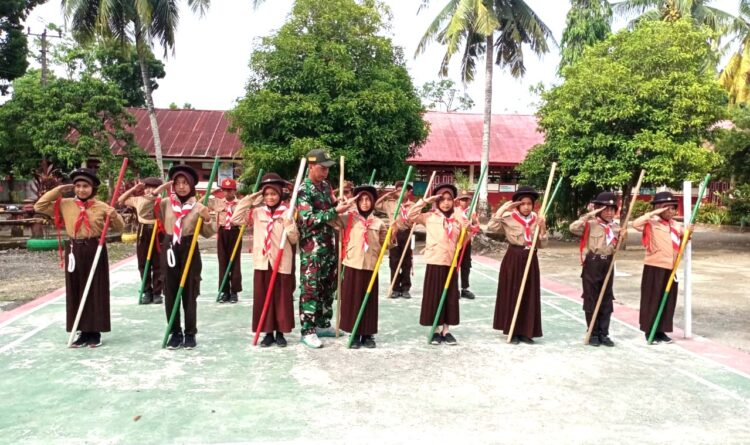 Babinsa Latih Pramuka di SDI 6/75 Corawali untuk Tingkatkan Disiplin dan Cinta Tanah Air