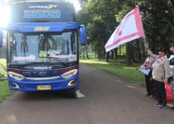 Direktur KSKK Madrasah Lepas Peserta yang akan mengikuti Wisata