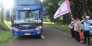 Direktur KSKK Madrasah Lepas Peserta yang akan mengikuti Wisata