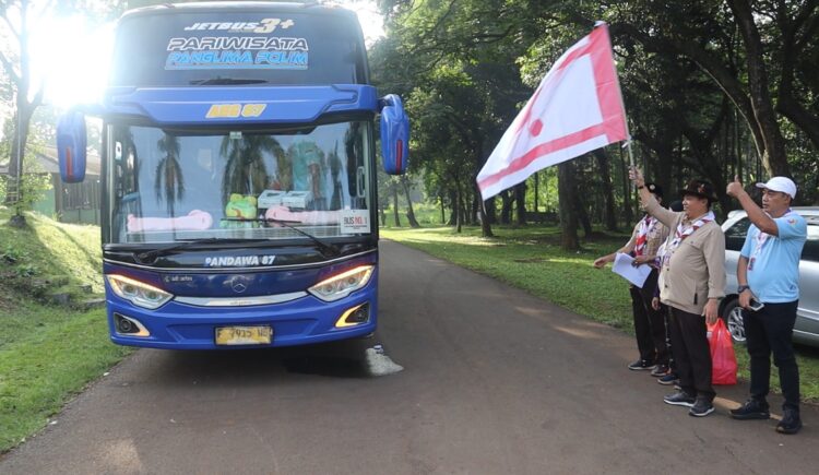 Direktur KSKK Madrasah Lepas Peserta yang akan mengikuti Wisata