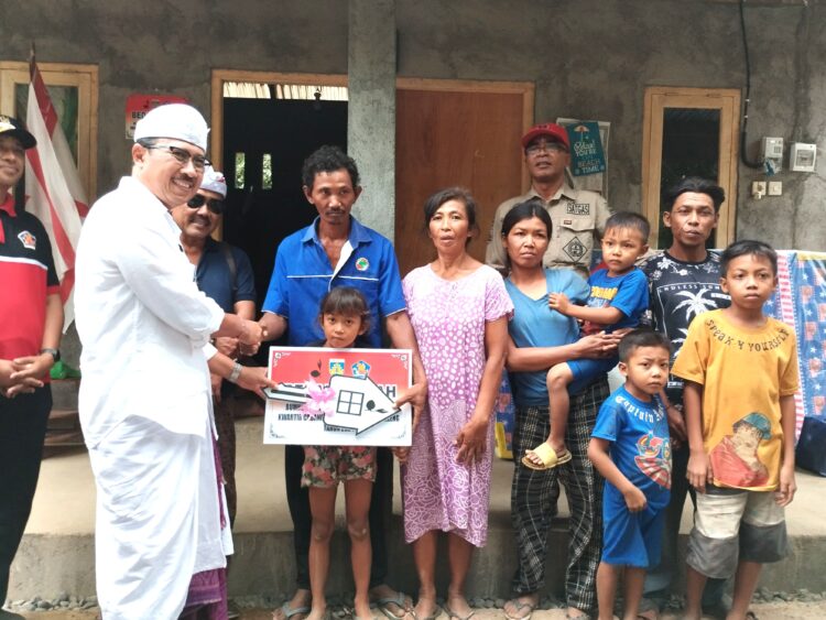 Pramuka Buleleng Serahkan Dua Unit Rumah Layak Huni di Desa Kubutambahan