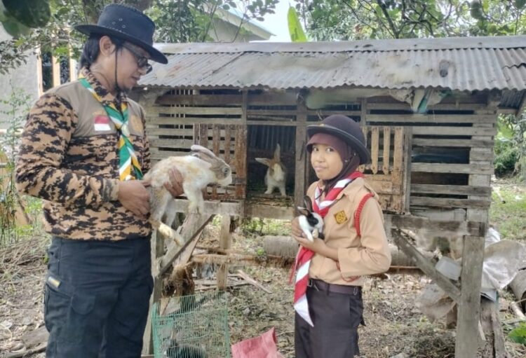 Pramuka Penggalang SD di Masago, Kenali dan Belajar Beternak Kelinci