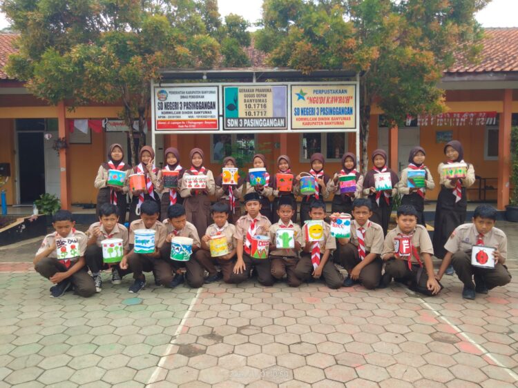 Kreativitas Pramuka Pangkalan SDN 3 Pasinggangan Ubah Ember Bekas Jadi Pot Tanaman Cantik