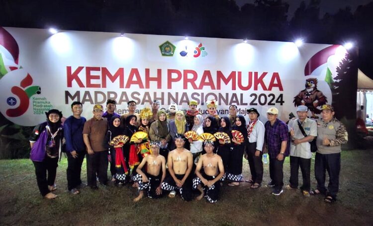 Tari Kecak Kontingen Bali Pukau Peserta Kemah Pramuka Madrasah Nasional 2024 di Cibubur, Jakarta