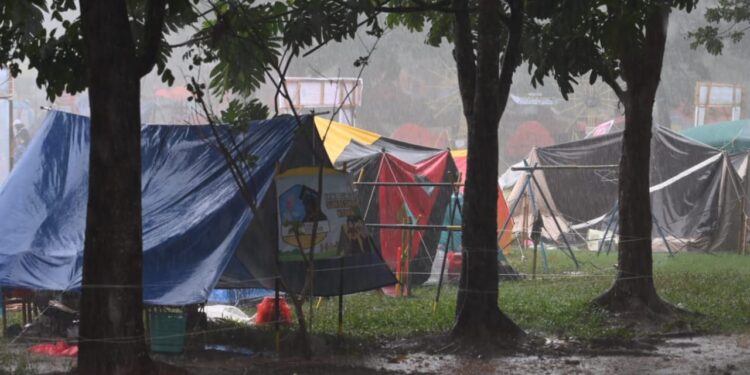 Semangat Juang Peserta Kemah Pramuka Madrasah Nasional 2024 Tak Terbendung Meski Hujan Melanda