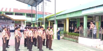 Kepala MTsN 2 Medan Melepas Kontingen Pramuka Menuju Kemsama