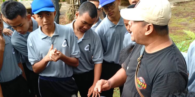 Pramuka Pondok Modern Gontor 4 Banyuwangi Gandeng Saka Wanabakti Kenalkan Konservasi Hutan