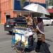 Pramuka Saka Bhayangkara Bantu Penjual Keliling di Pasar Ir. Soekarno