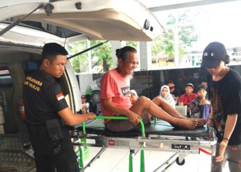 Tim Medis Saka Bhayangkara Menjemput pasien dari RSUD Ir. Soekarno Sukoharjo ke rumah Pasien Rusun Gampling
