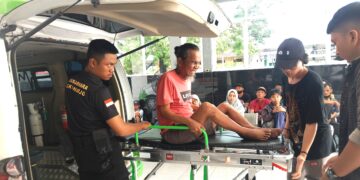 Tim Medis Saka Bhayangkara Menjemput pasien dari RSUD Ir. Soekarno Sukoharjo ke rumah Pasien Rusun Gampling