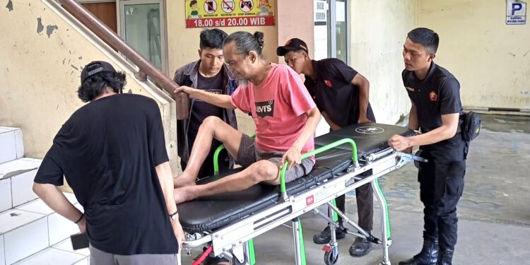 Tim Medis Saka Bhayangkara Menjemput pasien dari RSUD Ir. Soekarno Sukoharjo ke rumah Pasien Rusun Gampling