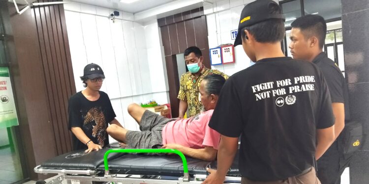 Tim Medis Saka Bhayangkara Menjemput pasien dari RSUD Ir. Soekarno Sukoharjo ke rumah Pasien Rusun Gampling