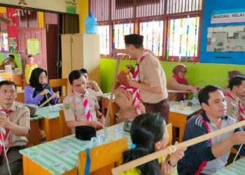 Narasumber Bimtek Kepramukaan kak Edy Aldrin menyampaikan materi simpul dan ikatan kepada peserta di SD Negeri 192 Pekanbaru, Sabtu, 18/1/2025