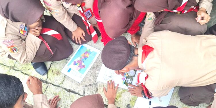 Pendalaman Materi Krida Navigasi Darat, Instruktur Saka Simulasikan Pencarian Lokasi Helikopter Jatuh