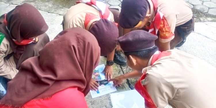 Pendalaman Materi Krida Navigasi Darat, Instruktur Saka Simulasikan Pencarian Lokasi Helikopter Jatuh