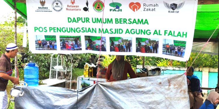 Ketua Kwarda Kalimantan Barat Salurkan Bantuan Ke Dapur Umum Banjir Mempawah