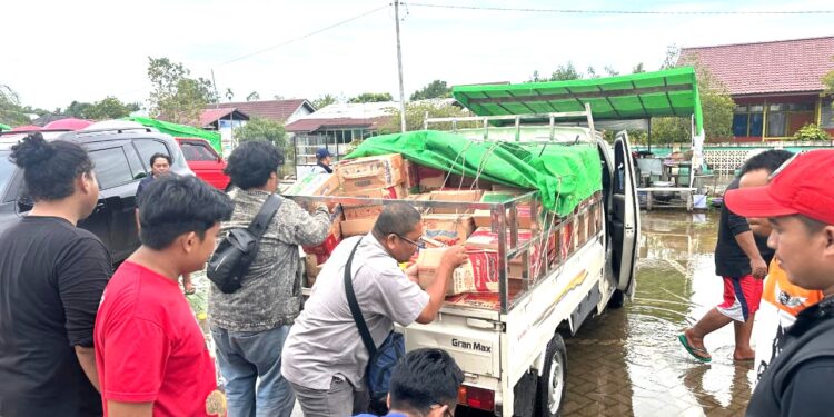 Ketua Kwarda Kalimantan Barat Salurkan Bantuan Ke Dapur Umum Banjir Mempawah