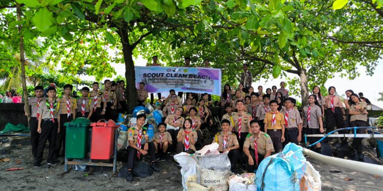 Kwarcab Manado Gelar Aksi Lingkungan di Pantai Karangria Peringati Hari Baden-Powell