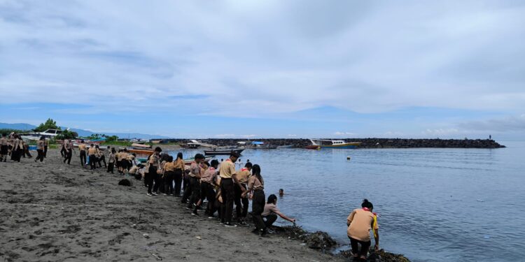 Kwarcab Manado Gelar Aksi Lingkungan di Pantai Karangria Peringati Hari Baden-Powell