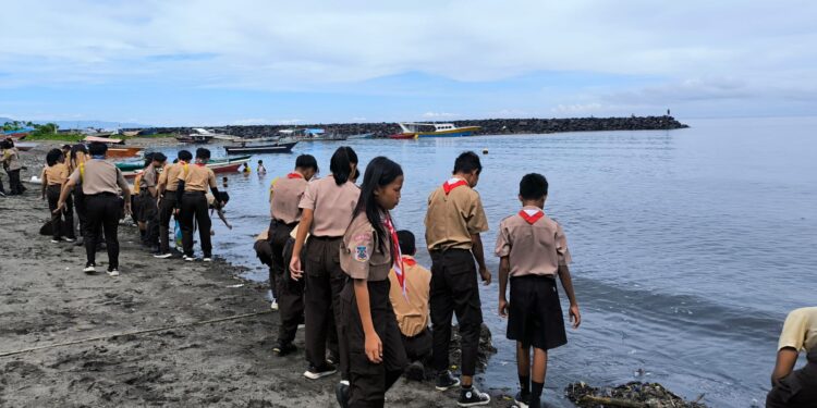 Kwarcab Manado Gelar Aksi Lingkungan di Pantai Karangria Peringati Hari Baden-Powell