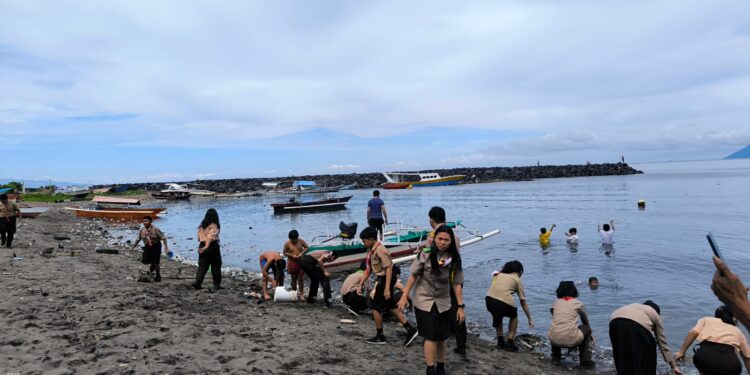 Kwarcab Manado Gelar Aksi Lingkungan di Pantai Karangria Peringati Hari Baden-Powell
