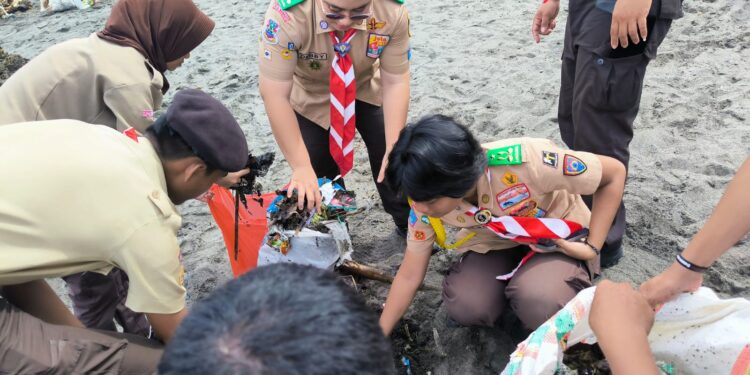 Kwarcab Manado Gelar Aksi Lingkungan di Pantai Karangria Peringati Hari Baden-Powell
