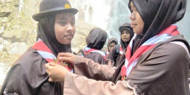 Lakukan Pengembaraan, Pramuka MAIT Insan Kamil Gelar Pelantikan Bantara di Air Terjun Tumpak Sewu