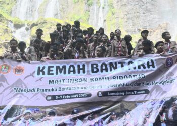 Lakukan Pengembaraan, Pramuka MAIT Insan Kamil Gelar Pelantikan Bantara di Air Terjun Tumpak Sewu