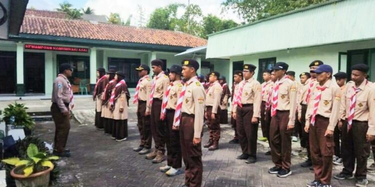 Lakukan Pengembaraan, Pramuka MAIT Insan Kamil Gelar Pelantikan Bantara di Air Terjun Tumpak Sewu