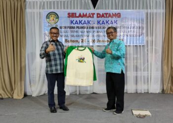 Perwakilan Purna Pramuka Unri kak Hendro Ekwarso menyerahkan kenang-kenangan kepada Ketua Kwarcab Kota Batam kak Jefridin dalam acara ramah tamah di golden prawn Batam, Jum'at, 24/1/2025