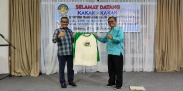 Perwakilan Purna Pramuka Unri kak Hendro Ekwarso menyerahkan kenang-kenangan kepada Ketua Kwarcab Kota Batam kak Jefridin dalam acara ramah tamah di golden prawn Batam, Jum'at, 24/1/2025