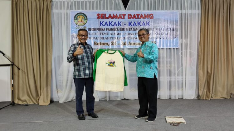 Perwakilan Purna Pramuka Unri kak Hendro Ekwarso menyerahkan kenang-kenangan kepada Ketua Kwarcab Kota Batam kak Jefridin dalam acara ramah tamah di golden prawn Batam, Jum'at, 24/1/2025