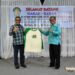 Perwakilan Purna Pramuka Unri kak Hendro Ekwarso menyerahkan kenang-kenangan kepada Ketua Kwarcab Kota Batam kak Jefridin dalam acara ramah tamah di golden prawn Batam, Jum'at, 24/1/2025