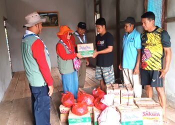 Koordinator Messengers Of Peace Kalbar Salurkan Bantuan Kepada Warga Terdampak Banjir Sambas