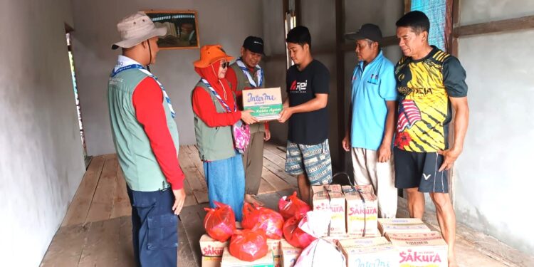 Koordinator Messengers Of Peace Kalbar Salurkan Bantuan Kepada Warga Terdampak Banjir Sambas