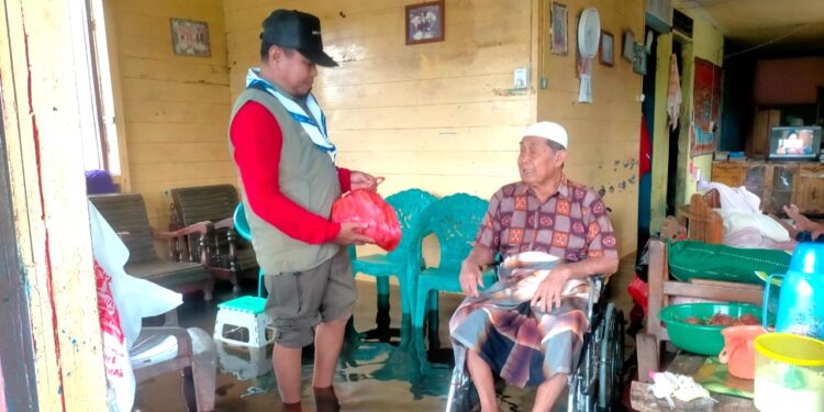 Koordinator Messengers Of Peace Kalbar Salurkan Bantuan Kepada Warga Terdampak Banjir Sambas