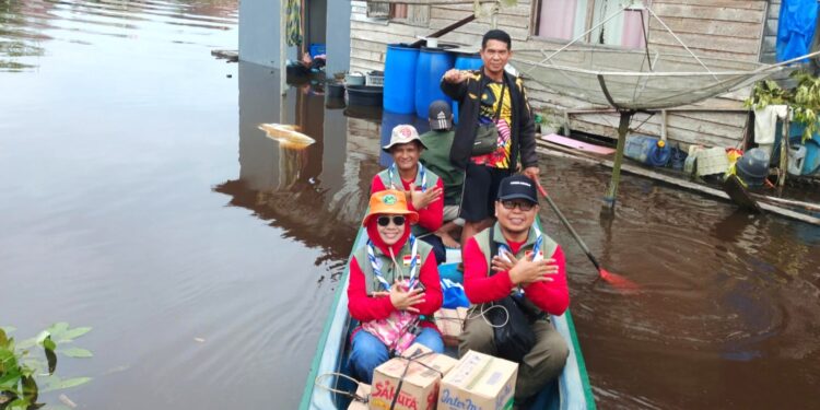 Koordinator Messengers Of Peace Kalbar Salurkan Bantuan Kepada Warga Terdampak Banjir Sambas