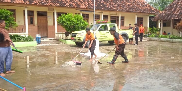 Pramuka Peduli Kwarran Brati Gelar Aksi Bersih-Bersih di SDN 2 Karangsari dan SDN 1 Lemahputih