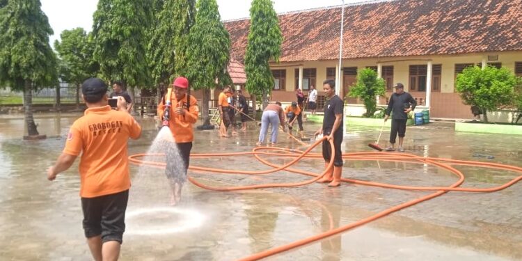 Pramuka Peduli Kwarran Brati Gelar Aksi Bersih-Bersih di SDN 2 Karangsari dan SDN 1 Lemahputih