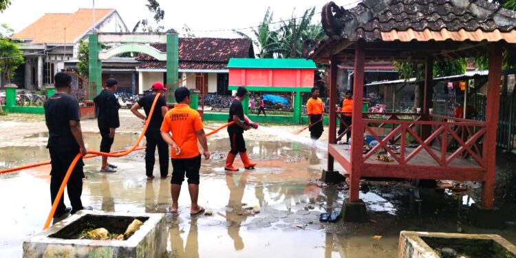 Pramuka Peduli Kwarran Brati Gelar Aksi Bersih-Bersih di SDN 2 Karangsari dan SDN 1 Lemahputih