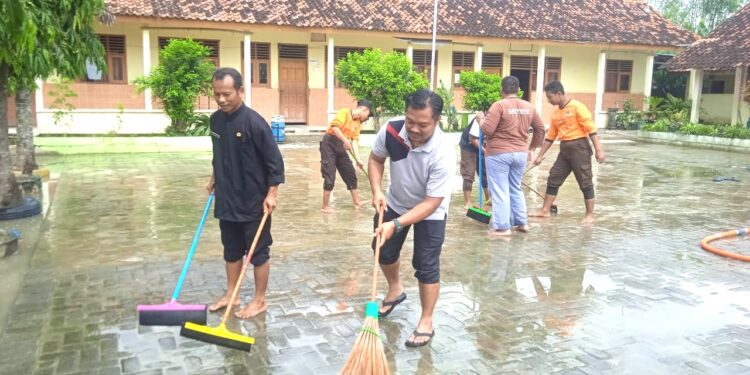Pramuka Peduli Kwarran Brati Gelar Aksi Bersih-Bersih di SDN 2 Karangsari dan SDN 1 Lemahputih