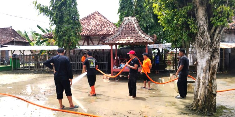 Pramuka Peduli Kwarran Brati Gelar Aksi Bersih-Bersih di SDN 2 Karangsari dan SDN 1 Lemahputih