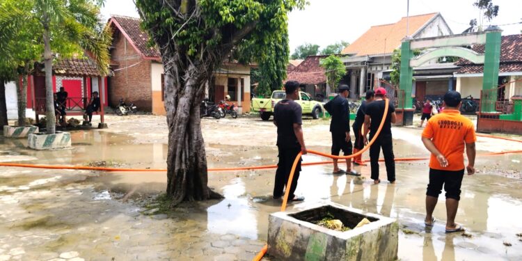 Pramuka Peduli Kwarran Brati Gelar Aksi Bersih-Bersih di SDN 2 Karangsari dan SDN 1 Lemahputih