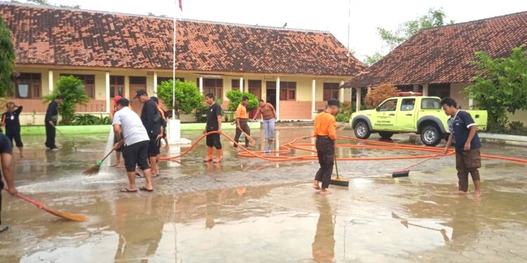 Pramuka Peduli Kwarran Brati Gelar Aksi Bersih-Bersih di SDN 2 Karangsari dan SDN 1 Lemahputih