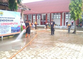 Pramuka Peduli Kwarran Brati Gelar Aksi Bersih-Bersih di SDN 2 Karangsari dan SDN 1 Lemahputih