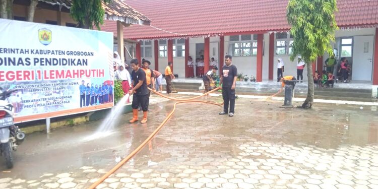 Pramuka Peduli Kwarran Brati Gelar Aksi Bersih-Bersih di SDN 2 Karangsari dan SDN 1 Lemahputih