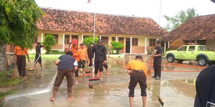 Pramuka Peduli Kwarran Brati Gelar Aksi Bersih-Bersih di SDN 2 Karangsari dan SDN 1 Lemahputih