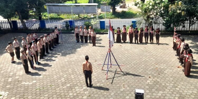 Pasukan Penggalang SDN 4 Purwanegera Perdalam Keterampilan Baris-Berbaris