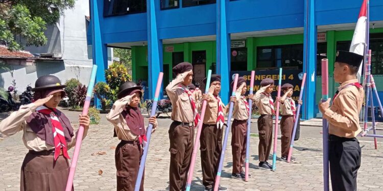 Pasukan Penggalang SDN 4 Purwanegera Perdalam Keterampilan Baris-Berbaris