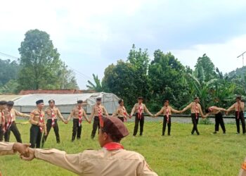 Pramuka SMP N 4 Kedungbanteng Asah Kreativitas dan Kerjasama Melalui Permainan Kelompok